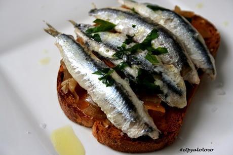 Tostada de 9 cereales boquerones confitados y zanahoria