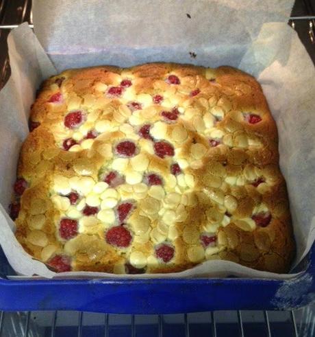 BIZCOCHO DE FRAMBUESAS Y CHOCOLATE BLANCO