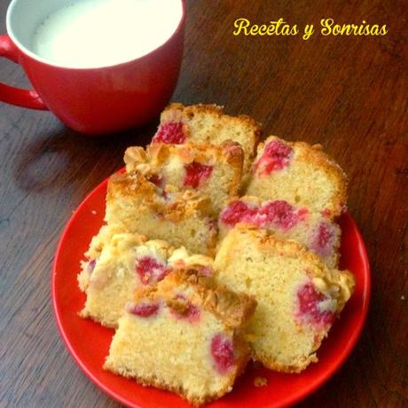 BIZCOCHO DE FRAMBUESAS Y CHOCOLATE BLANCO