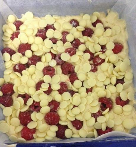 BIZCOCHO DE FRAMBUESAS Y CHOCOLATE BLANCO