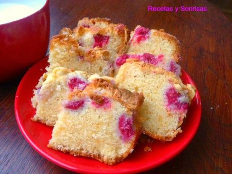 BIZCOCHO DE FRAMBUESAS Y CHOCOLATE BLANCO