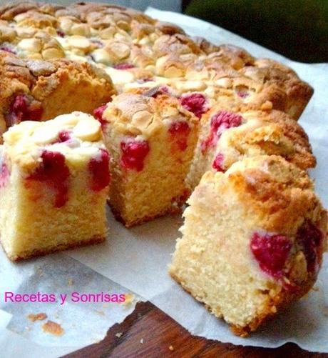 BIZCOCHO DE FRAMBUESAS Y CHOCOLATE BLANCO