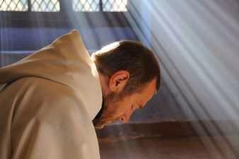 Sacerdote orando