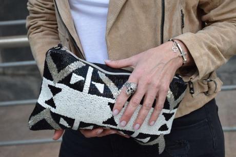 Suede biker and ripped jeans street-style-setenta-etnico-gafas-redondas 014