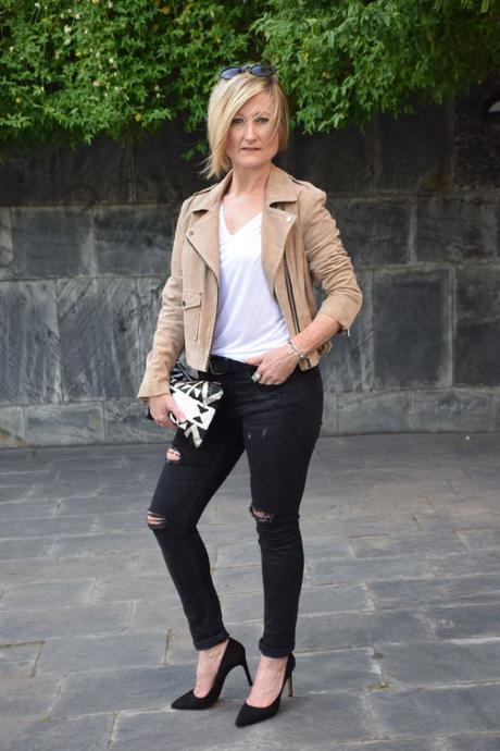 Suede biker and ripped jeans street-style-setenta-etnico-gafas-redondas 020