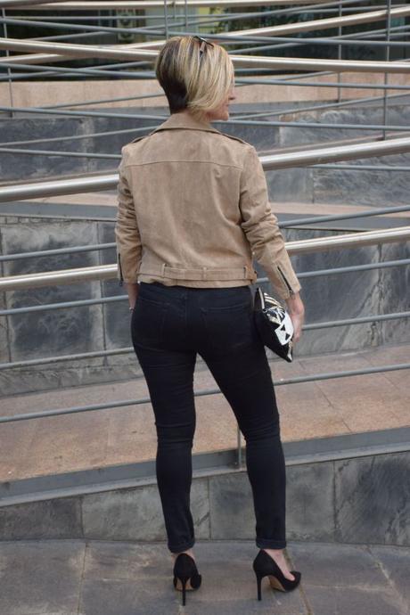 Suede biker and ripped jeans street-style-setenta-etnico-gafas-redondas 036