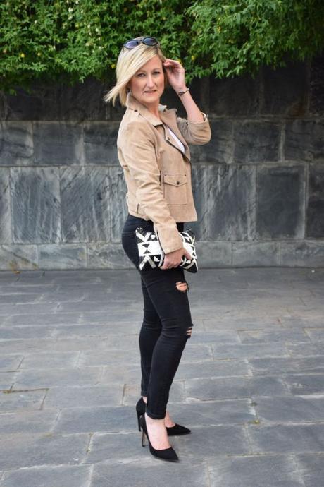 Suede biker and ripped jeans street-style-setenta-etnico-gafas-redondas 025