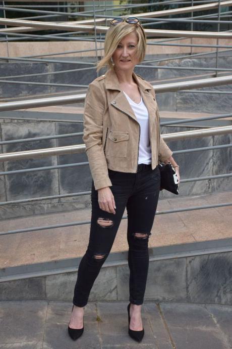 Suede biker and ripped jeans street-style-setenta-etnico-gafas-redondas 043