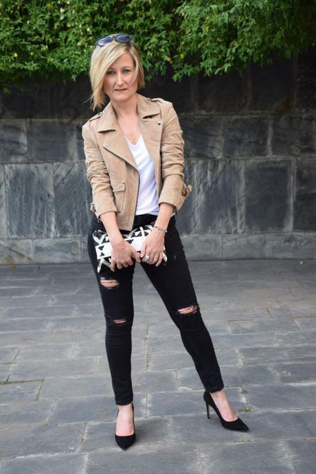 Suede biker and ripped jeans street-style-setenta-etnico-gafas-redondas 026