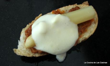Aperitivo: Tosta de Romesco y Espárragos