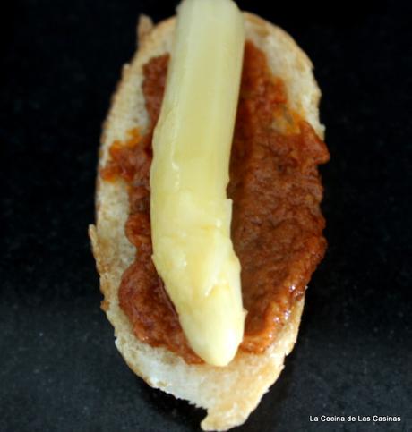 Aperitivo: Tosta de Romesco y Espárragos