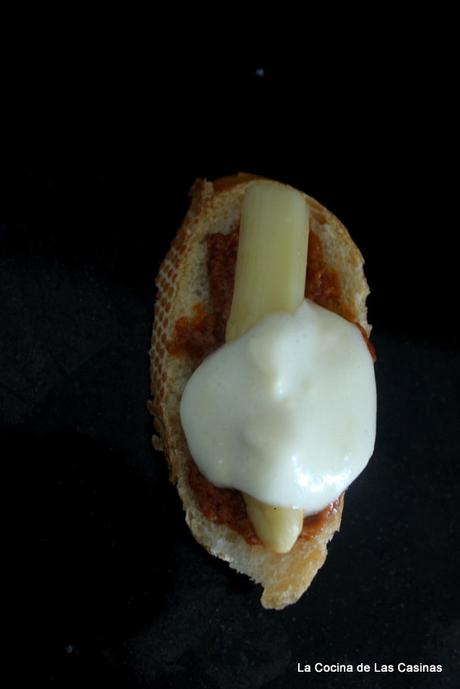 Aperitivo: Tosta de Romesco y Espárragos