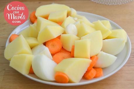 Receta casera de pollo asado en olla GM, con verduras, patatas y zanahorias. Fácil, rápido y sencillo.