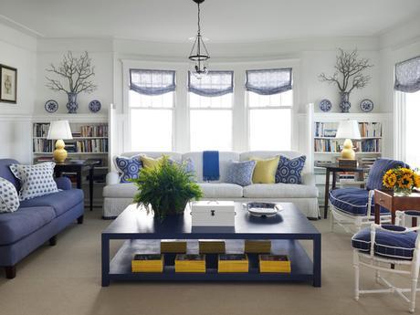Colores primarios en tu decoración Turn of the Century Cottage beach-style-living-room
