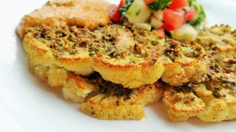 Coliflor almendrada con salsa de queso vegana, pico de gallo y guacamole