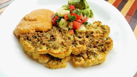 Coliflor almendrada con salsa de queso vegana, pico de gallo y guacamole