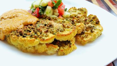 Coliflor almendrada con salsa de queso vegana, pico de gallo y guacamole