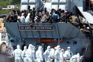 Un grupo de inmigrantes llega a las costas de Italia. EFE/Archivo