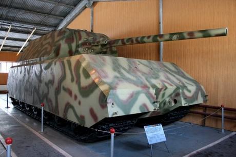 Algunos tanques de la 2GM Fotografía de un Panzer VIII Maus exhibido en un museo ruso en la actualidad. Fuente: Dominio público / Wikipedia