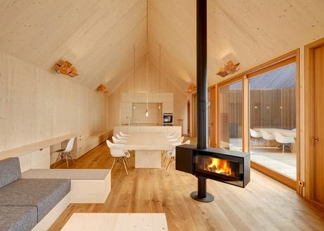 Casa diseñada en madera alistonada e instalaciones en cobre