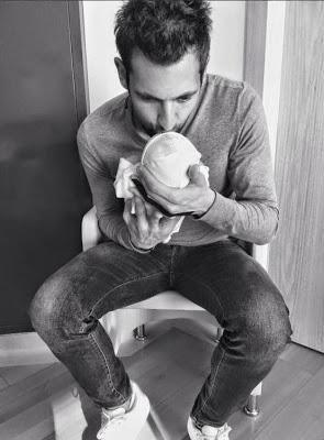 Diego López y su mujer presentan a su recién nacida