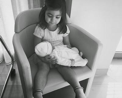 Diego López y su mujer presentan a su recién nacida