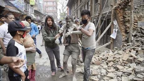 Nepal, bajo mayor terremoto en 81 años; cerca de mil muertos.