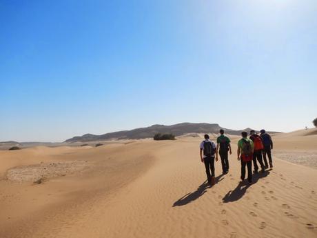 Del poblado de Nesrat a las dunas Tidri por la hamada del Draa. Marruecos