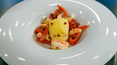 ¿QUÉ HACE UN LEÓN COMIENDO GAMBAS?