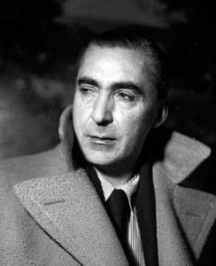 Curzio Malaparte imitando a Humphrey Bogart en 