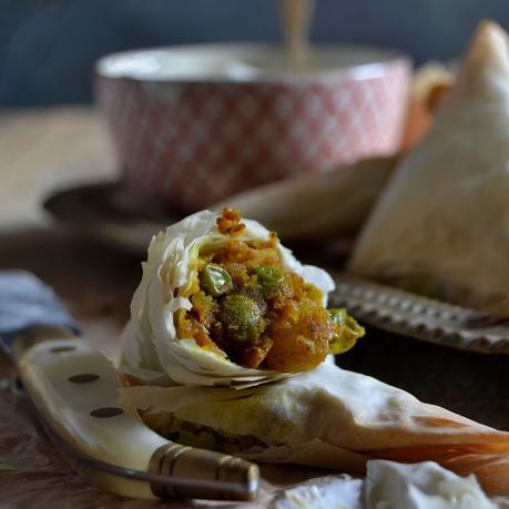 SAMOSAS DE VERDURAS CON RAITA DE PEPINO