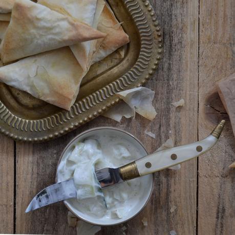 SAMOSAS DE VERDURAS CON RAITA DE PEPINO