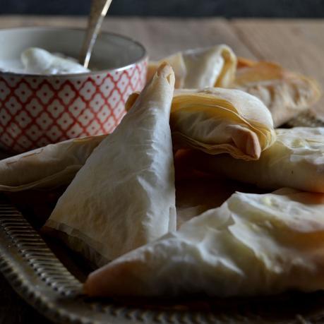 SAMOSAS DE VERDURAS CON RAITA DE PEPINO