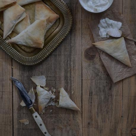 SAMOSAS DE VERDURAS CON RAITA DE PEPINO