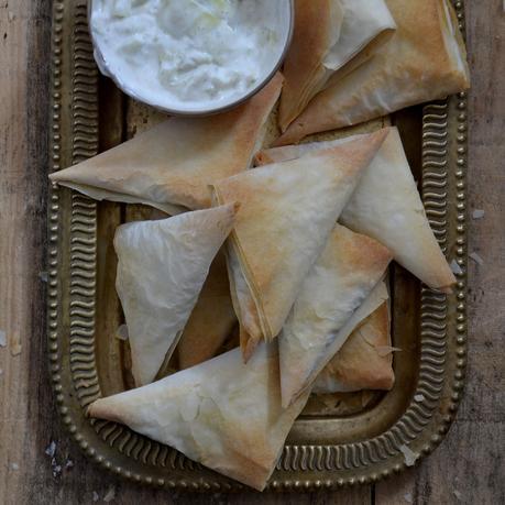 SAMOSAS DE VERDURAS CON RAITA DE PEPINO