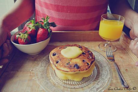 Pancakes de arándanos con lemon curd