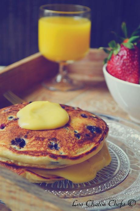 Pancakes de arándanos con lemon curd