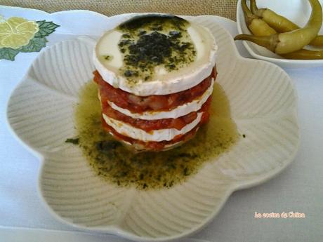 Queso de cabra con mermelada de tomate thai y aceite de albahaca