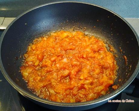Queso de cabra con mermelada de tomate thai y aceite de albahaca