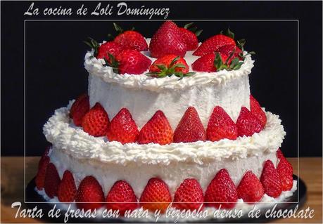 Tarta de fresas con nata y bizcocho denso de chocolate