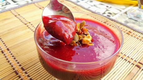 Mousse de pera, chocolate y coco con mermelada de fresa