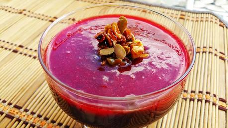 Mousse de pera, chocolate y coco con mermelada de fresa