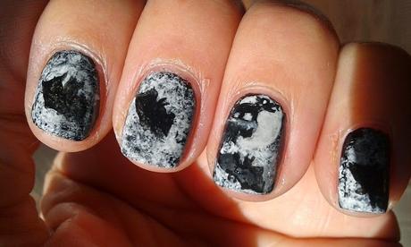 Manicura lobo aullando a la luna