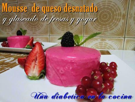 Mousse de queso desnatado y glaseado de fresas y yogur sin azúcares añadidos