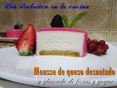Mousse de queso desnatado y glaseado de fresas y yogur sin azúcares añadidos