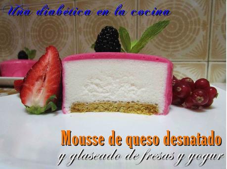Mousse de queso desnatado y glaseado de fresas y yogur sin azúcares añadidos