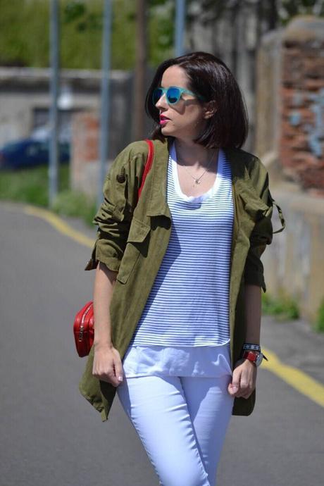 Blanco, navy, caqui. Blanco, navy, caqui.