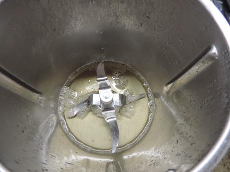 Trozos de hojaldre con almíbar.