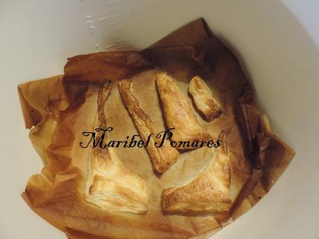 Trozos de hojaldre con almíbar.