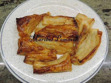 Trozos de hojaldre con almíbar.